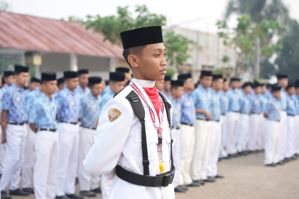 Upacara Perdana Pasca Liburan, Santri dan Guru Darunnajah 2 Cipining Sambut Semester Baru dengan Semangat Baru