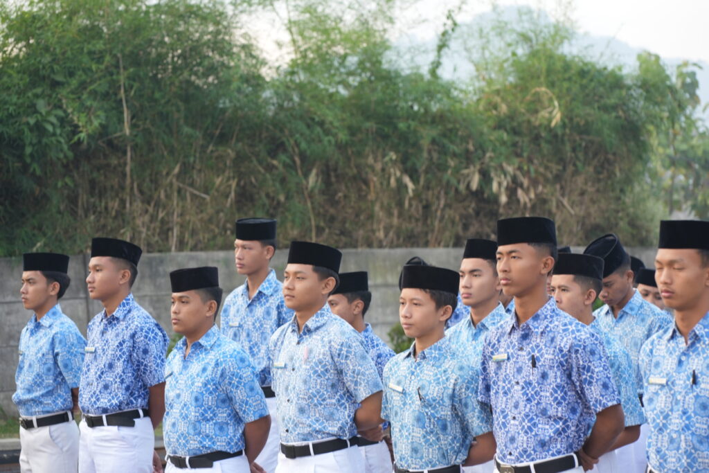 Upacara Perdana Pasca Liburan, Santri dan Guru Darunnajah 2 Cipining Sambut Semester Baru dengan Semangat Baru