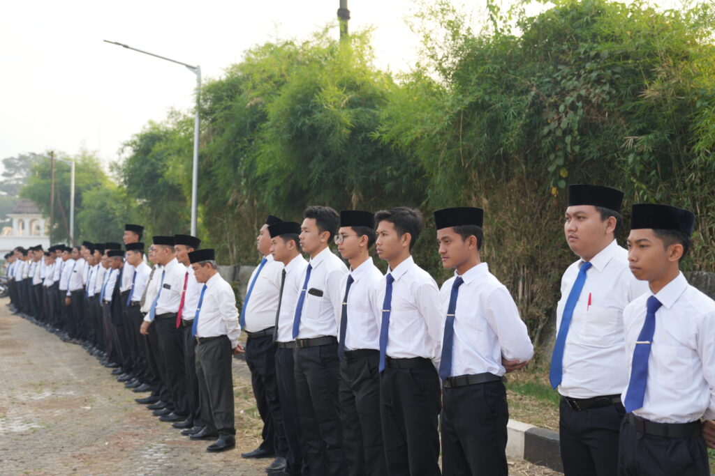 Upacara Perdana Pasca Liburan, Santri dan Guru Darunnajah 2 Cipining Sambut Semester Baru dengan Semangat Baru