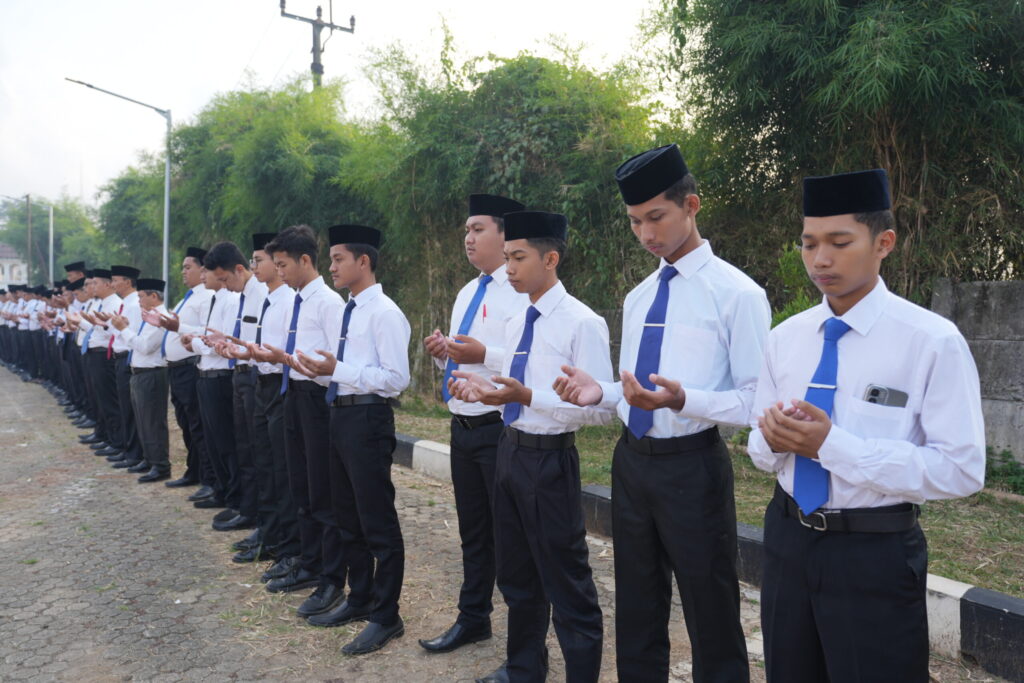 Upacara Perdana Pasca Liburan, Santri dan Guru Darunnajah 2 Cipining Sambut Semester Baru dengan Semangat Baru