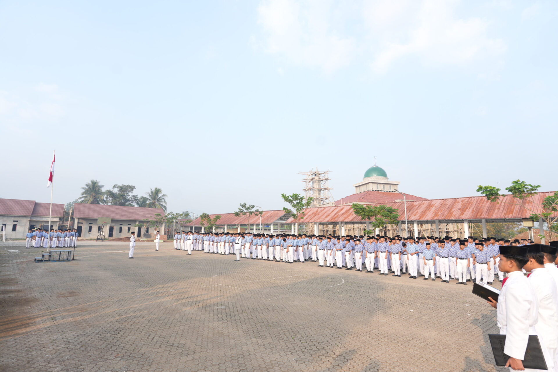Upacara Perdana Pasca Liburan, Santri dan Guru Darunnajah 2 Cipining Sambut Semester Baru dengan Semangat Baru