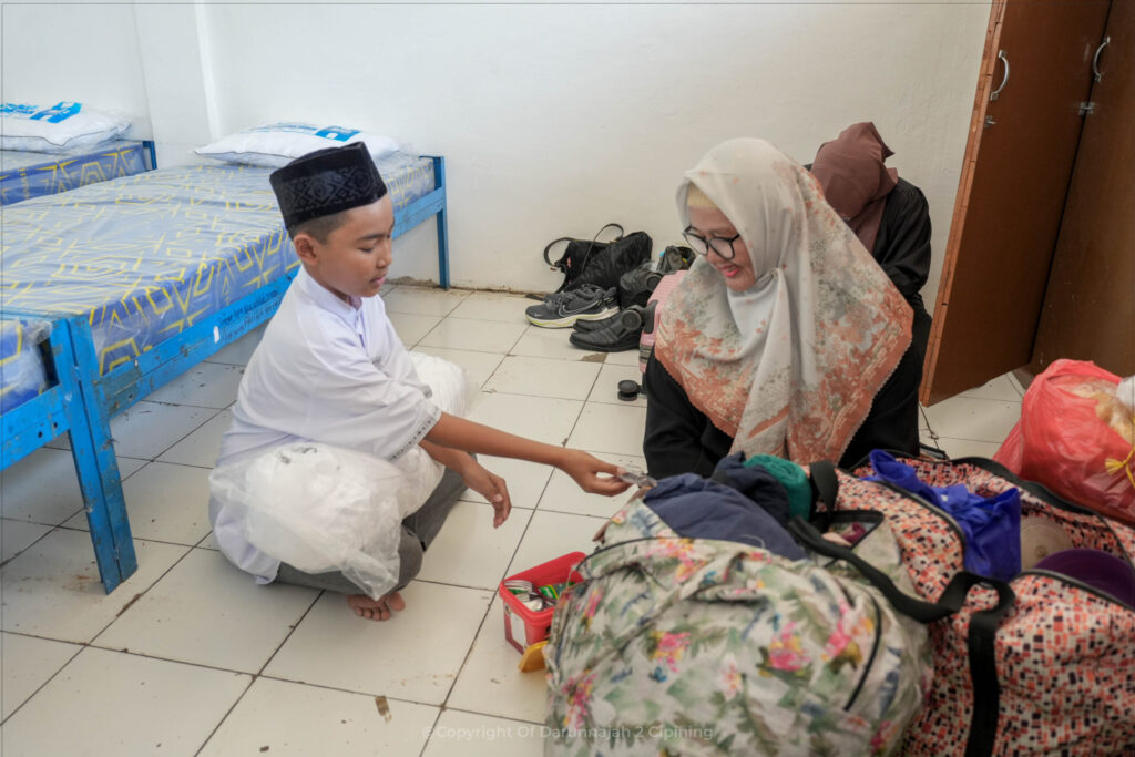 Dari Pelukan Orang Tua Menuju Gerbang Ilmu, Langkah Awal Santri Baru di Darunnajah 2 Cipining