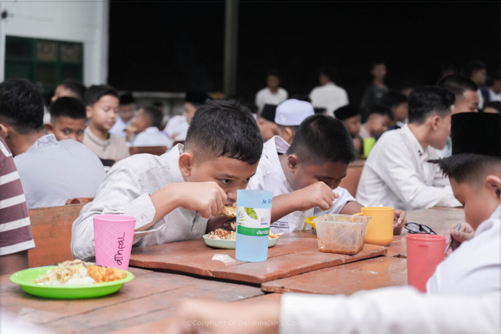 Dari Pelukan Orang Tua Menuju Gerbang Ilmu, Langkah Awal Santri Baru di Darunnajah 2 Cipining