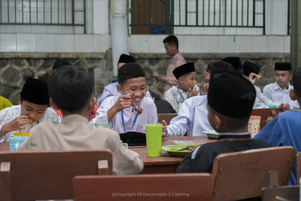 Dari Pelukan Orang Tua Menuju Gerbang Ilmu, Langkah Awal Santri Baru di Darunnajah 2 Cipining