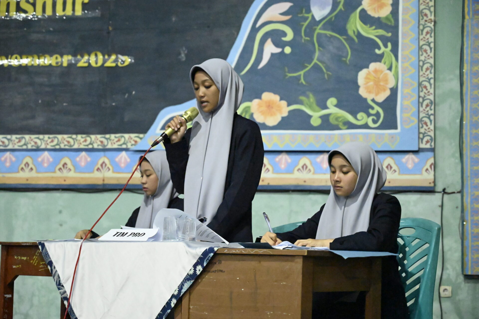 Debat Terbuka Santriwati Darunnajah 3: Latih Nalar Kritis dan Keberanian Beropini