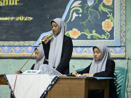 Debat Terbuka Santriwati Darunnajah 3: Latih Nalar Kritis dan Keberanian Beropini