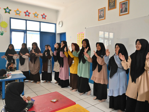 Santri Putri Darunnajah 2 Cipining Jalani Program Safari Dakwah