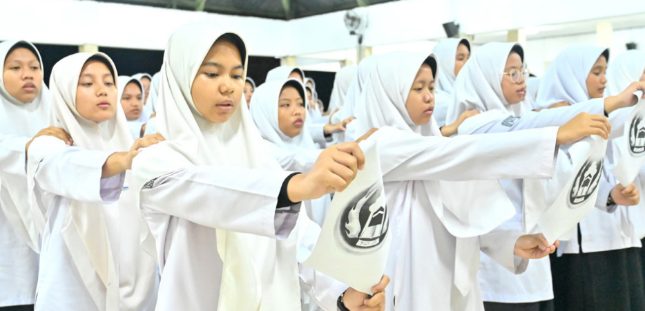 Dilantik di Masjid, 31 Santri Putri Siap Pimpin Ekstrakurikuler dan Konsulat