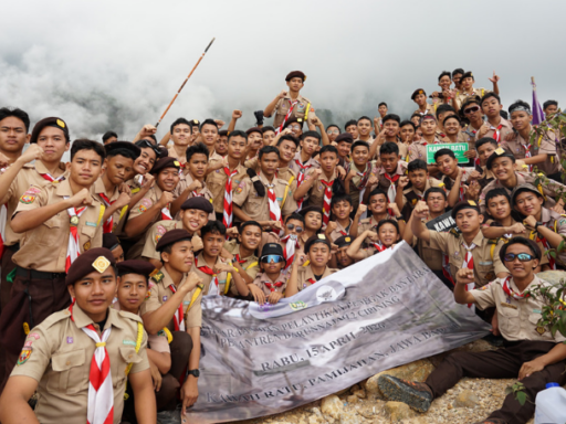 Raih Tingkat Bantara, Santri Kelas 4 TMI Jelajahi Kawah Ratu