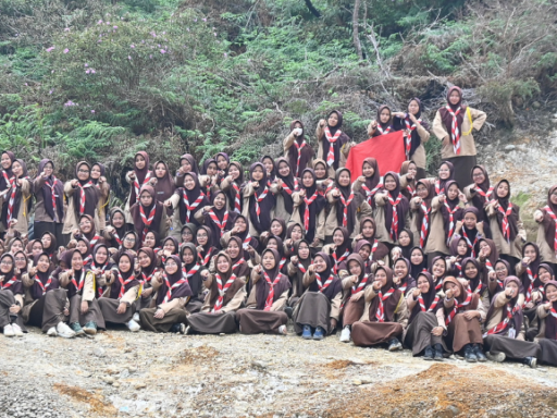 Santri Kelas 4 TMI Putri Lantik Bantara di Kawah Ratu Pamijahan Bogor