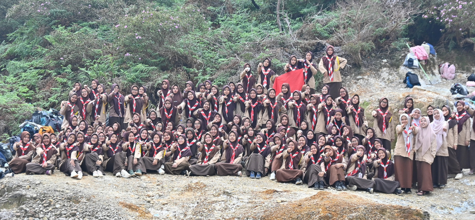 Santri Kelas 4 TMI Putri Lantik Bantara di Kawah Ratu Pamijahan Bogor
