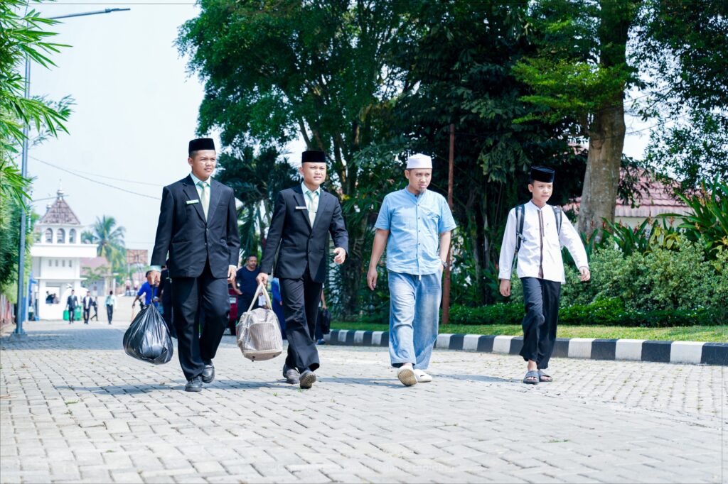 Santri Lama Kembali ke Pondok, Awali Semangat Tahun Ajaran Baru