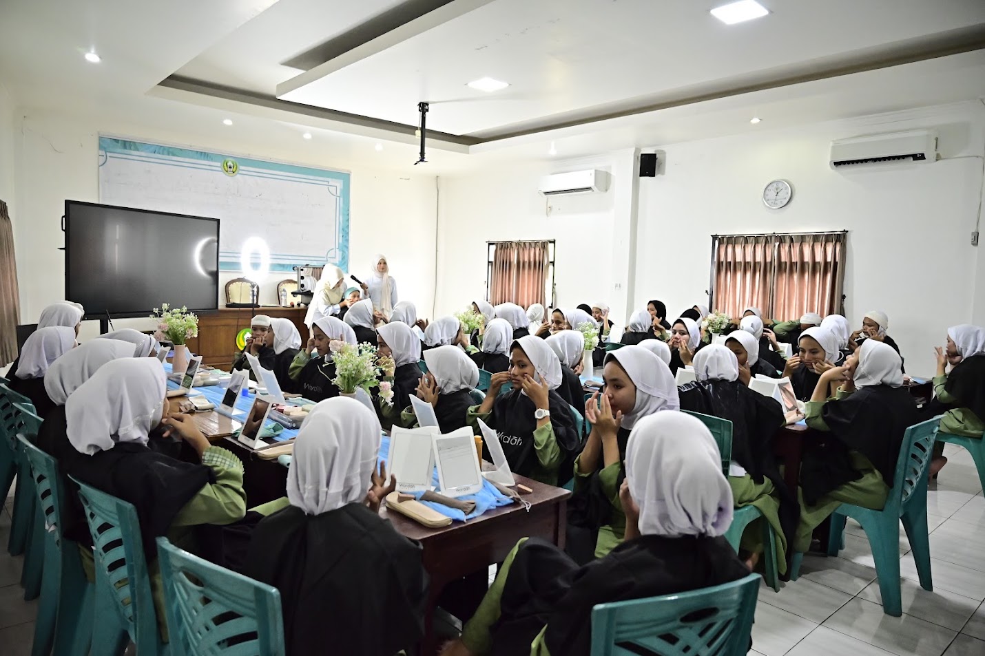 Seminar Skinclass & Skin Education Bekali Santriwati dengan Pengetahuan Perawatan Kulit dan Make Up Syar'i