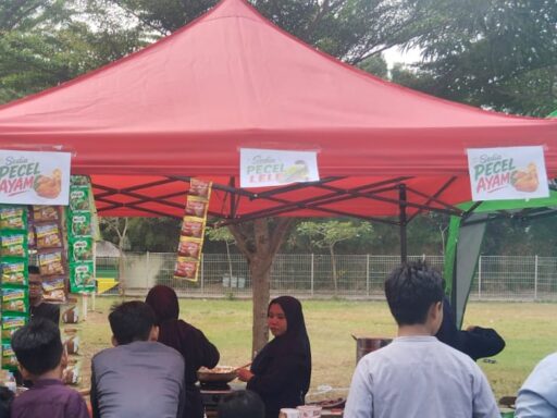 Inovasi Kemandirian Ekonomi Pesantren: Departemen Bidang Usaha Darunnajah Sukses Gelar Bazar Pecel Lele Berbasis Investasi Gu