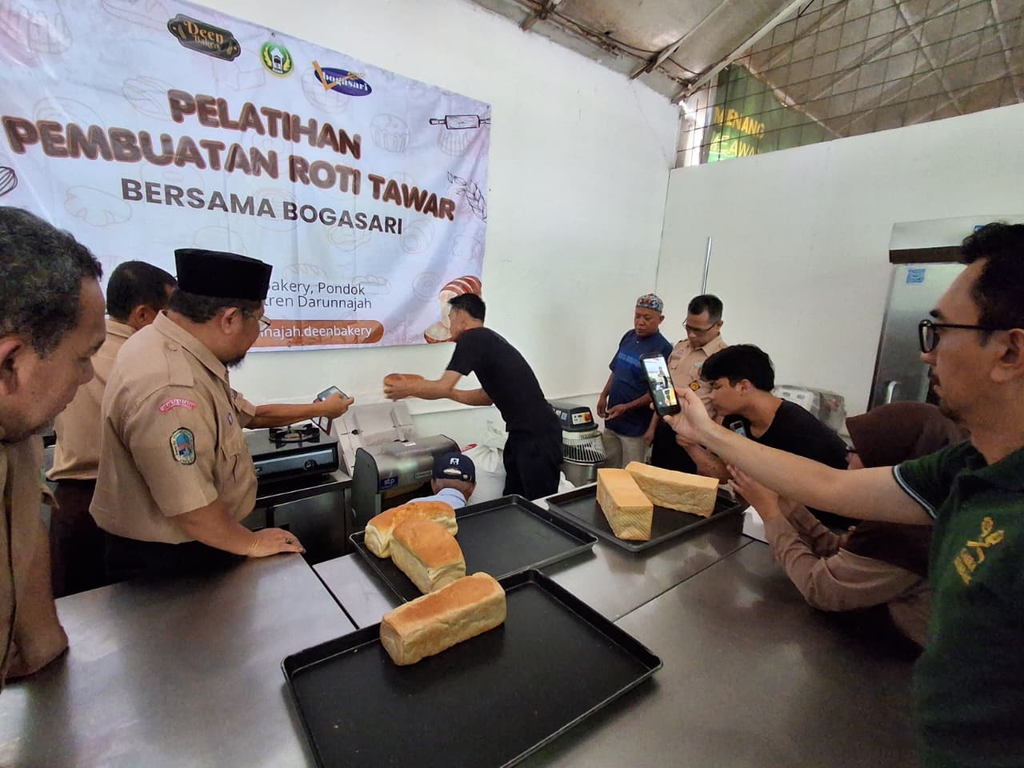Pelatihan Staf Deen Bakery, Kembangkan Varian Roti Tawar  Bersama Tim Bogasari