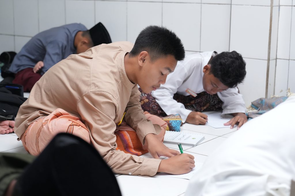 Ketika Lapangan Menjadi Ruang Belajar Para Santri