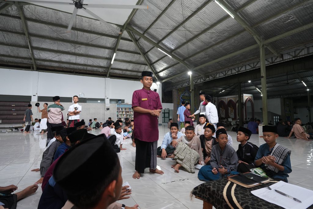 Ketika Lapangan Menjadi Ruang Belajar Para Santri