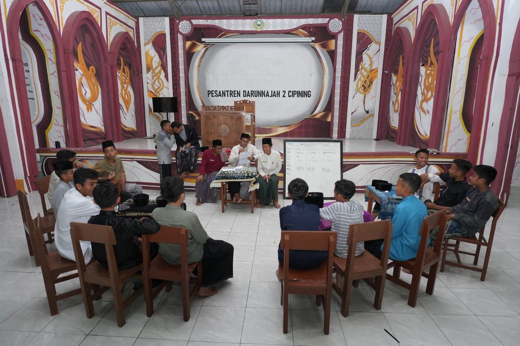 Ketika Lapangan Menjadi Ruang Belajar Para Santri