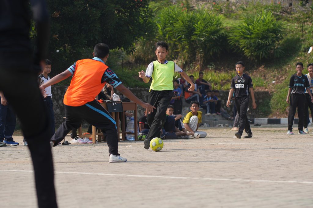 Ketika Lapangan Menjadi Ruang Belajar Para Santri