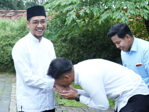 Adab Sebelum Ilmu: Mengapa Akhlak Sangat Penting bagi Seorang Santri?