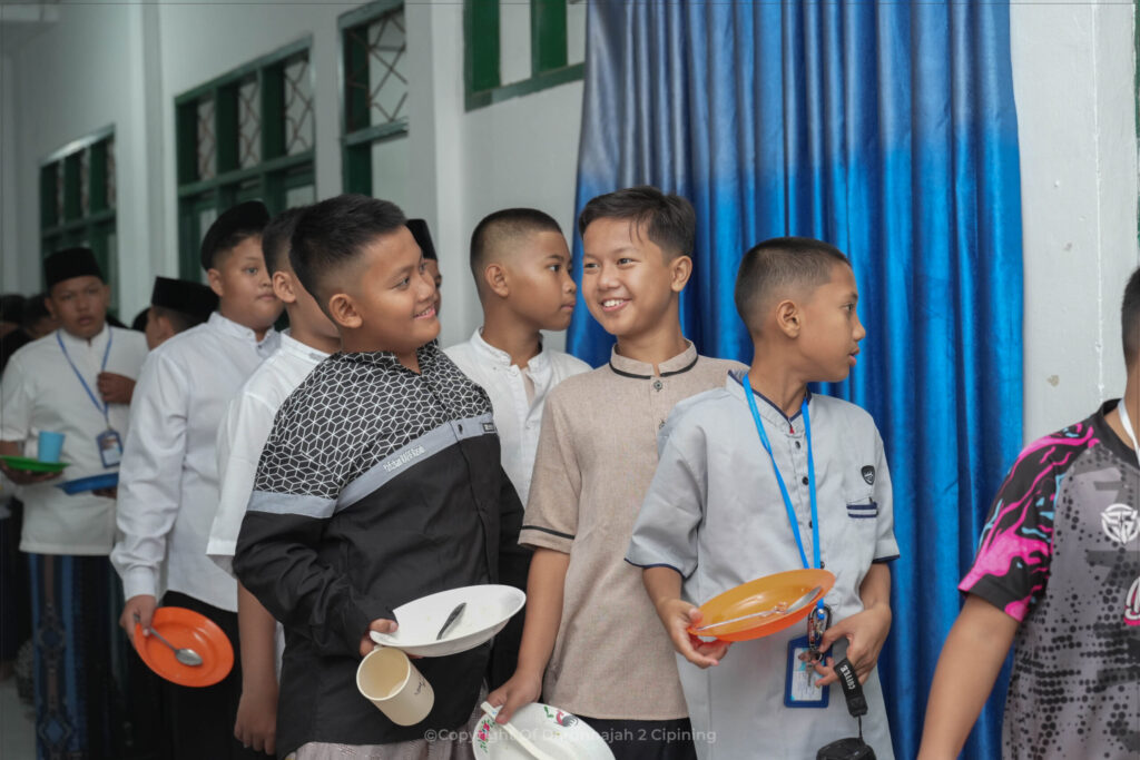 Lima Kebiasaan Positif yang Membentuk Karakter Santri Seumur Hidup