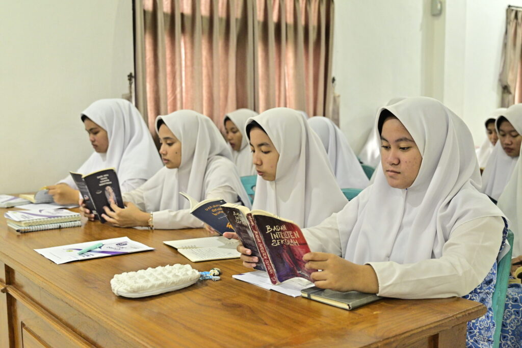 Dari Cerpen hingga Karya Ilmiah, Santriwati Al-Manshur Asah Literasi Lewat Program Terpadu