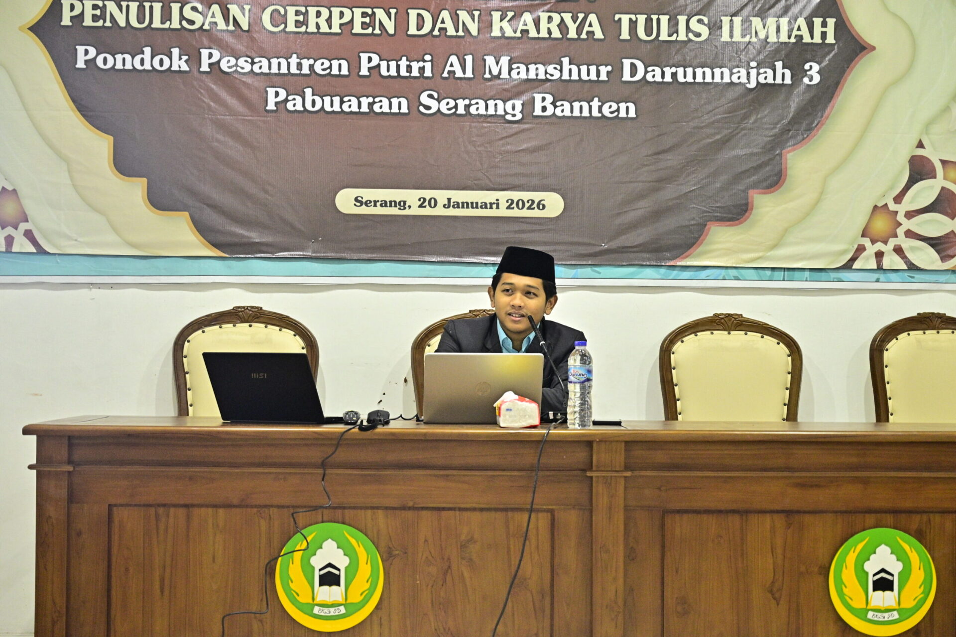 Dari Cerpen hingga Karya Ilmiah, Santriwati Al-Manshur Asah Literasi Lewat Program Terpadu