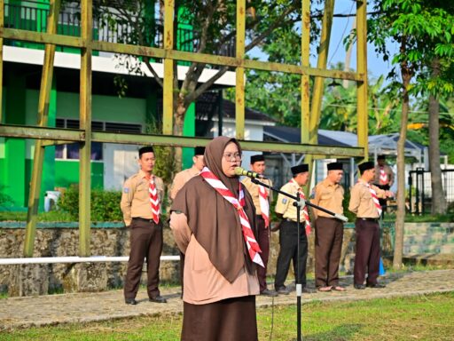 Peringati HUT Pramuka ke-65, Seluruh Elemen Darunnajah 3 Gelar Upacara Khidmat di Lapangan Hijau