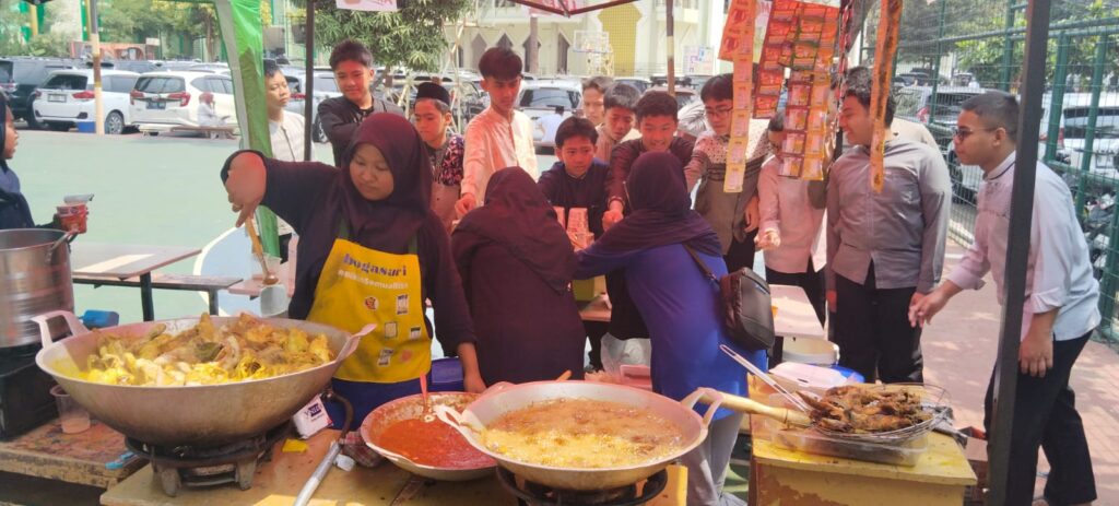 Inovasi Kemandirian Ekonomi Pesantren: Departemen Bidang Usaha Darunnajah Sukses Gelar Bazar Pecel Lele Berbasis Investasi Gu