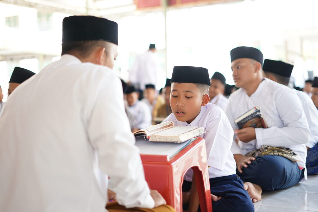 Lima Kebiasaan Positif yang Membentuk Karakter Santri Seumur Hidup