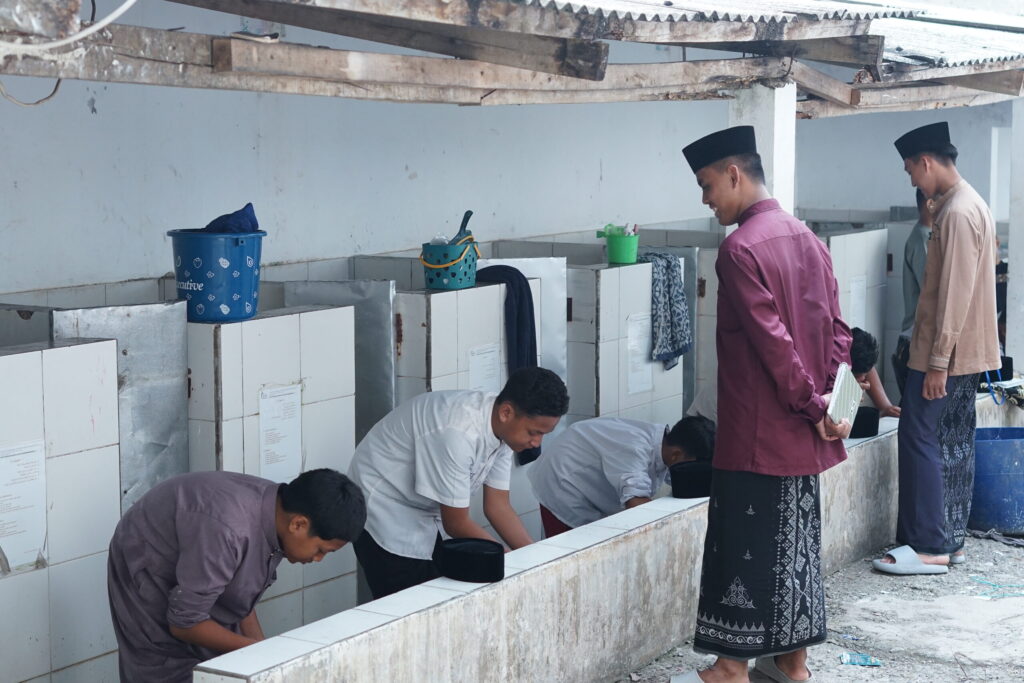 Lima Kebiasaan Positif yang Membentuk Karakter Santri Seumur Hidup
