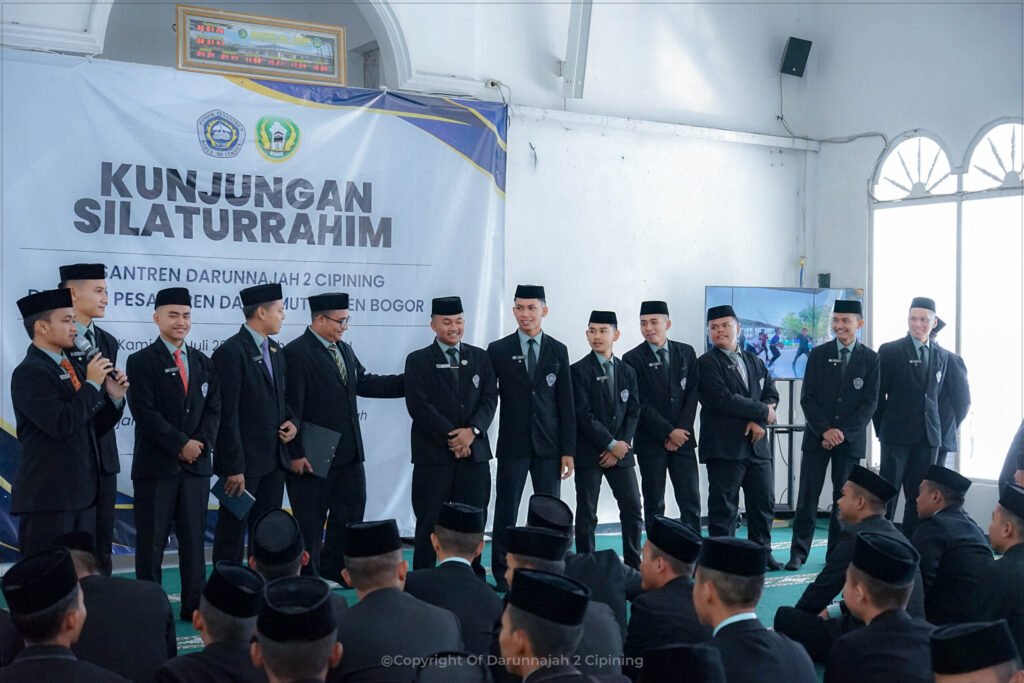 One Day, Two Pesantren, One Mission: Pengurus Organisasi Santri Darunnajah Cipining Belajar Menata Amanah Lewat Rihlah Munazh