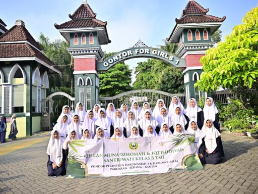 Rihlah Munadzomah Bekali Organisasi Santriwati dengan Pengalaman Keorganisasian di Pondok Modern Darussalam Gontor