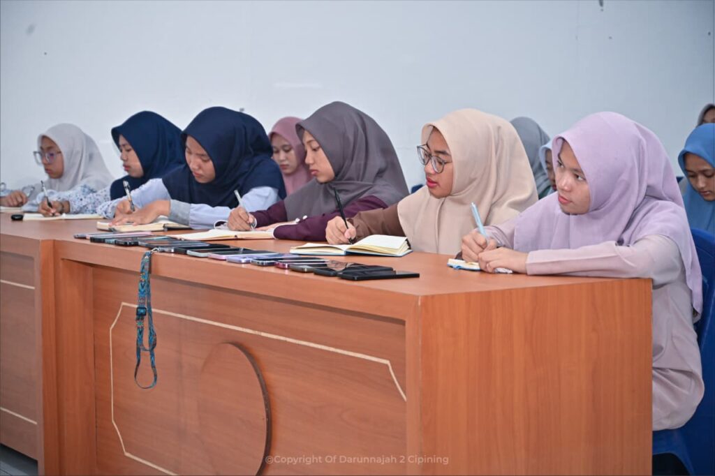Sebelum Mengajar, Mereka Kembali Duduk sebagai Murid