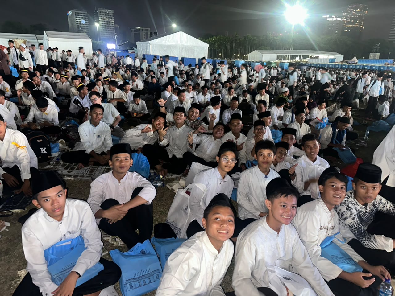 Ratusan Santri Darunnajah Ikuti Dzikir, Doa, dan Sholawat Kebangsaan di Monas