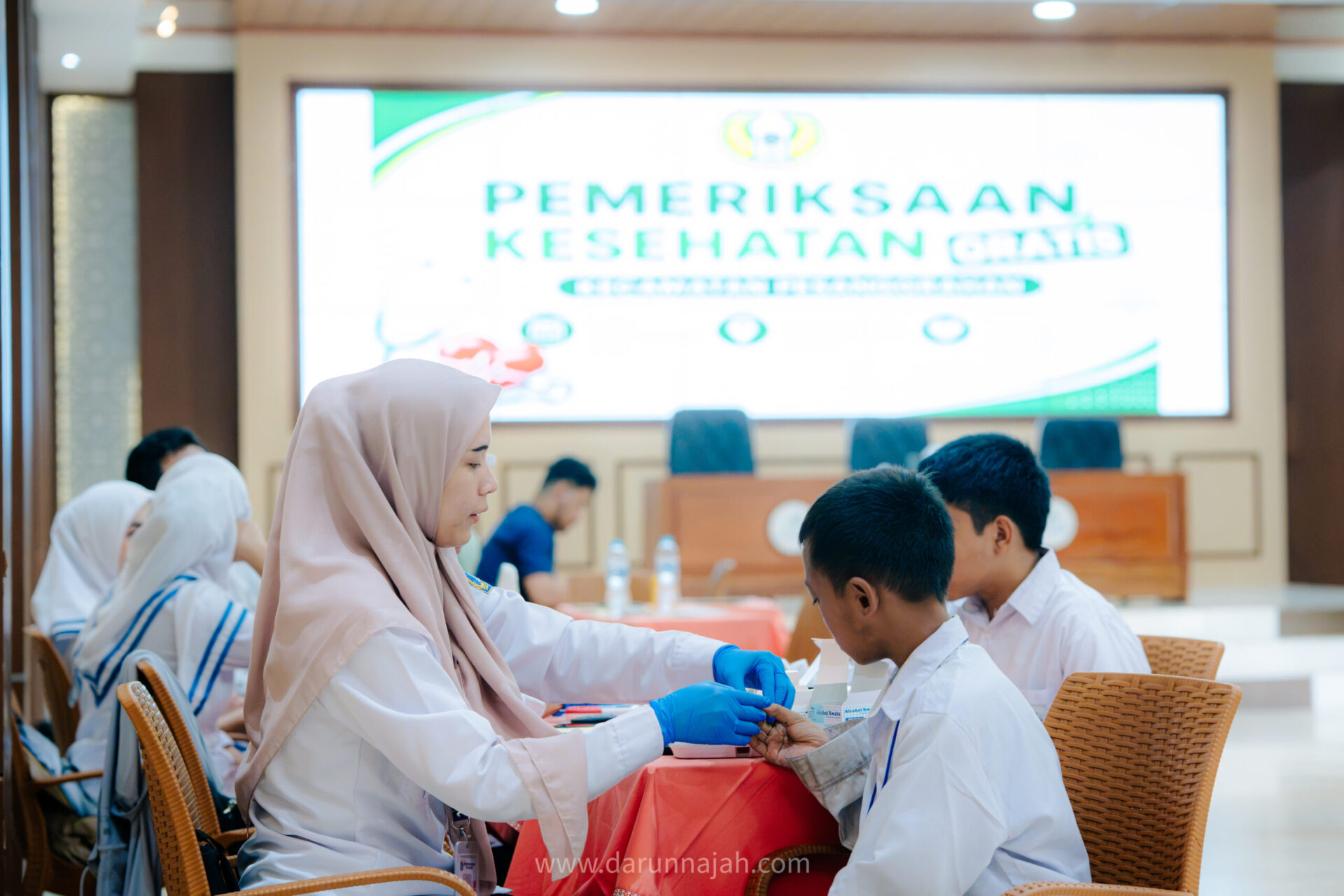 Pemeriksaan Kesehatan Santri MTs Darunnajah Bersama Puskesmas Pesanggrahan
