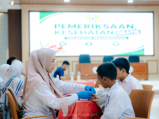 Pemeriksaan Kesehatan Santri MTs Darunnajah Bersama Puskesmas Pesanggrahan