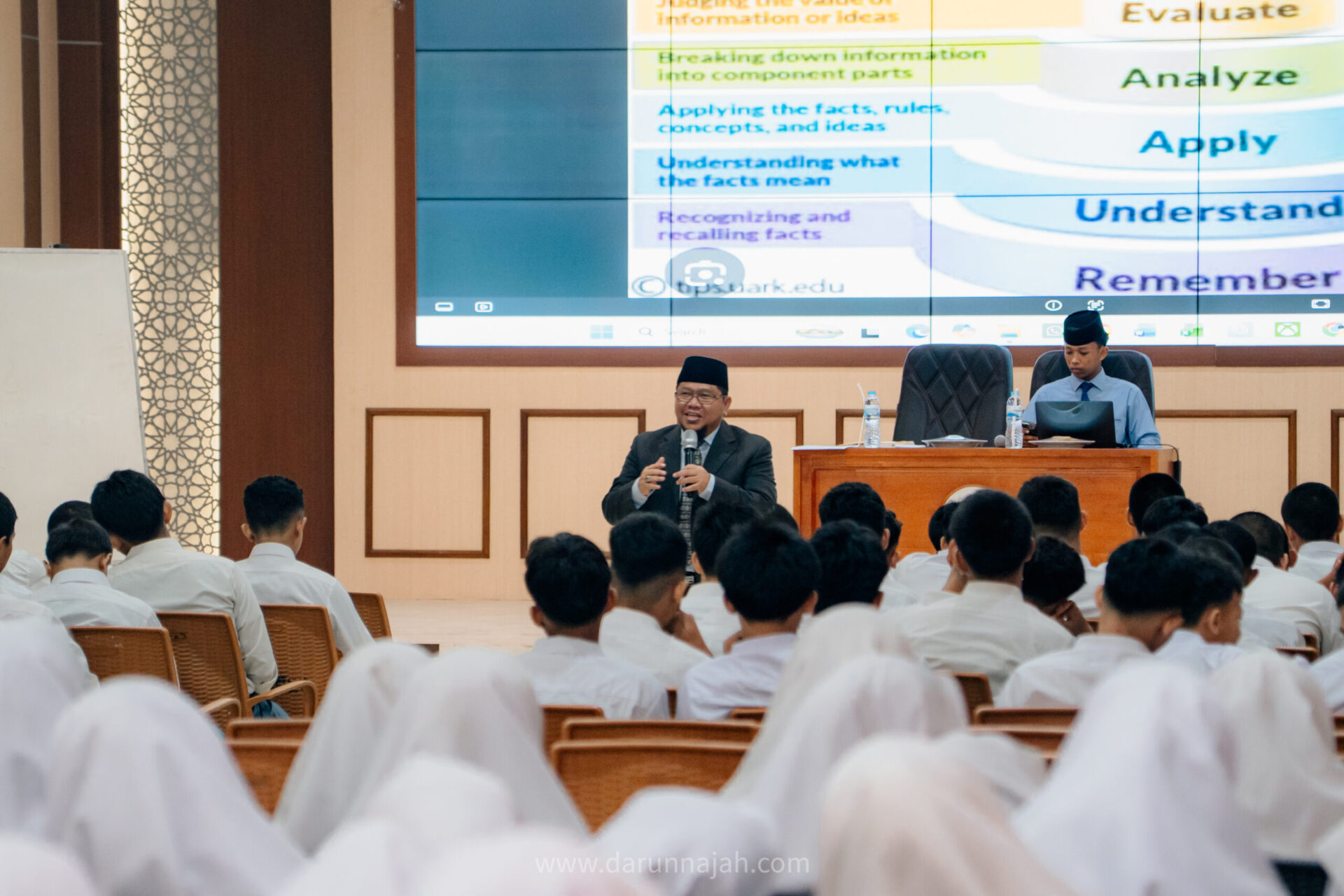 Darunnajah Adakan Pembekalan Penulisan Autobiografi bagi Santri Kelas 4 TMI