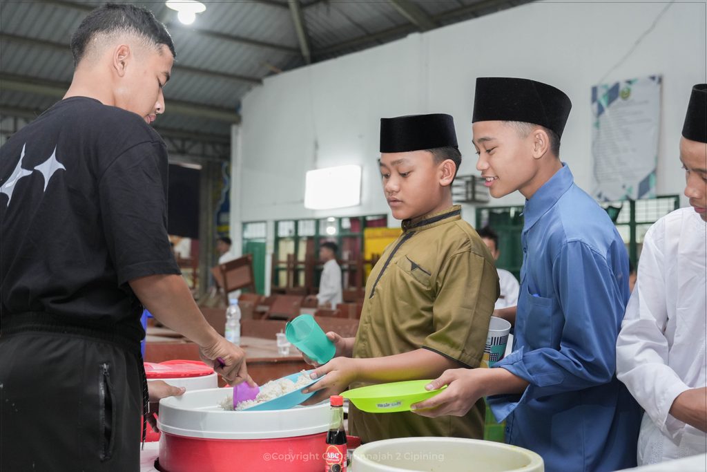 Budaya Antre dan Kemandirian, Pelajaran Hidup dari Sebuah Barisan