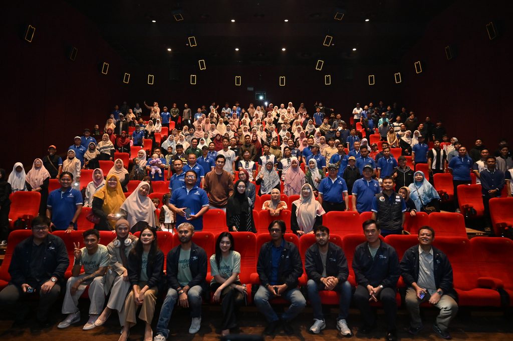Nonton bareng film Ibadah dan cinta yang proses pengambilan Scene film nya berada di pesantren Darunnajah 2 Cipining