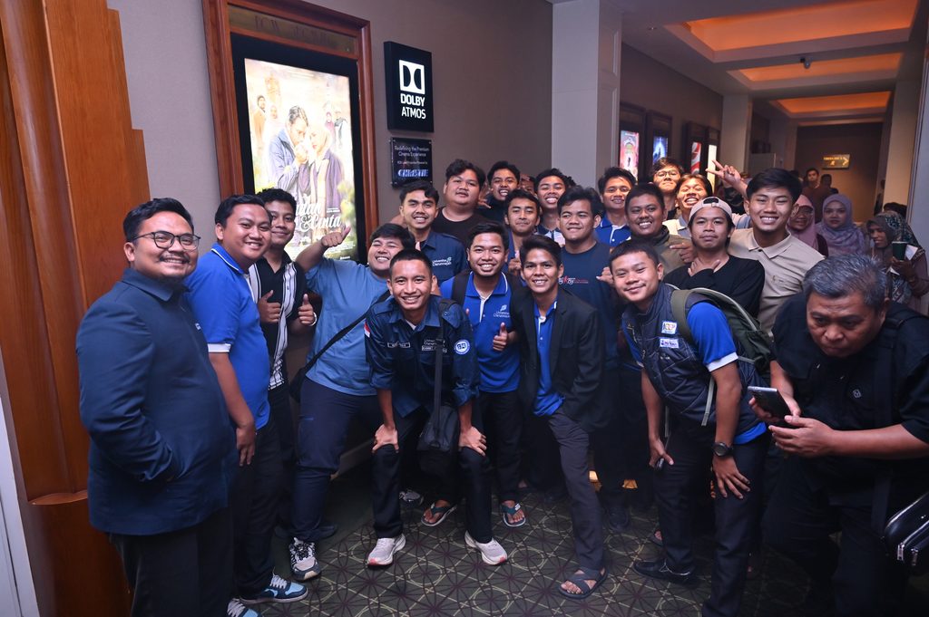 Nonton bareng film Ibadah dan cinta yang proses pengambilan Scene film nya berada di pesantren Darunnajah 2 Cipining