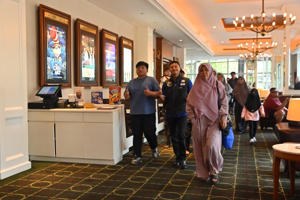 Nonton bareng film Ibadah dan cinta yang proses pengambilan Scene film nya berada di pesantren Darunnajah 2 Cipining