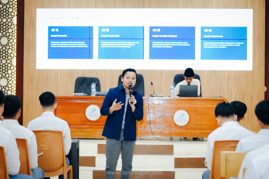 Asah Kemampuan Menulis, Santri Kelas 5 TMI Ikuti Pembekalan Resensi