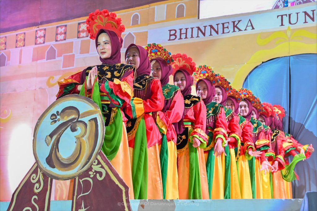 Kali Pertama Berpanitia, Santriwati Kelas 4 TMI Hidupkan Bhinneka Tunggal Ika