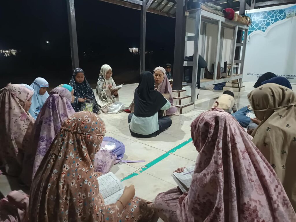 📚✨Cahaya Ilmu di Malam yang Sunyi