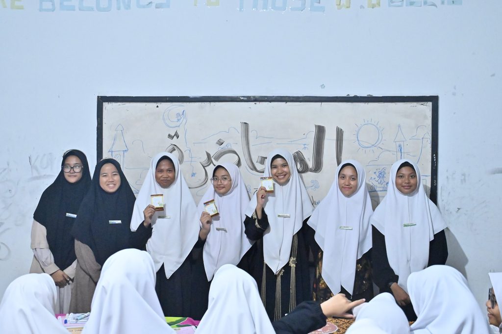 Catatan Harian Santriwati: Makna Kehidupan di Balik Dinding Asrama