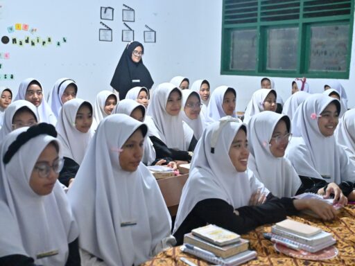 Catatan Harian Santriwati: Makna Kehidupan di Balik Dinding Asrama