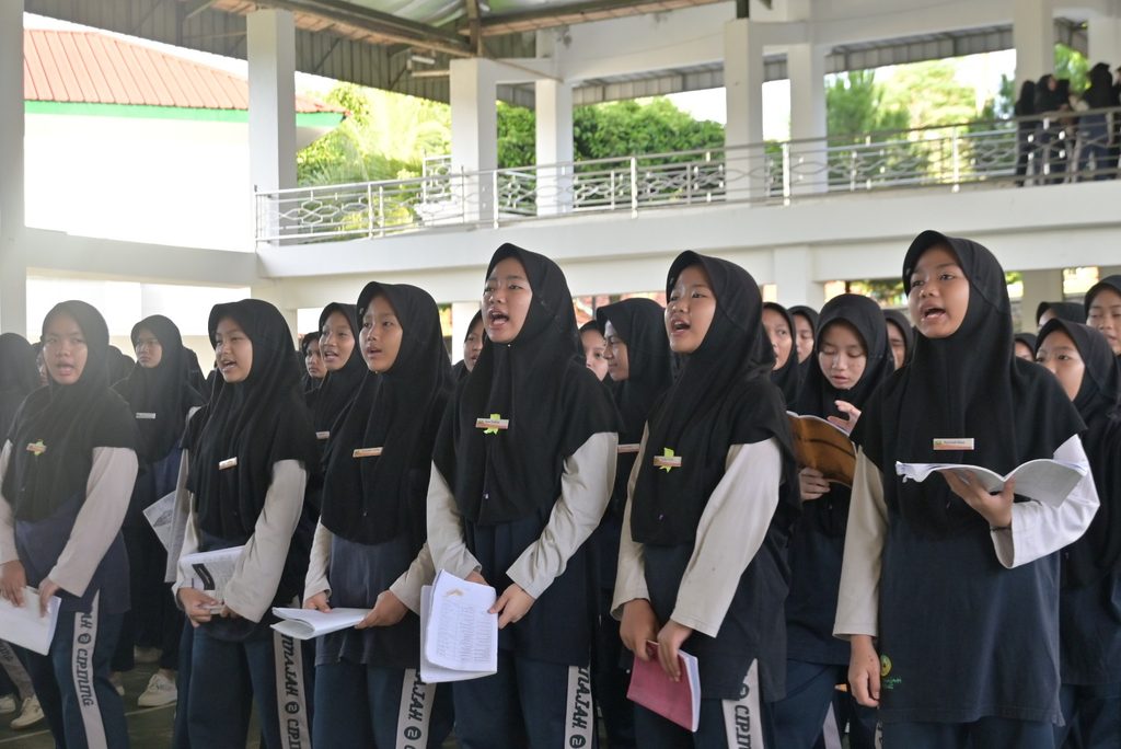Catatan Harian Santriwati: Makna Kehidupan di Balik Dinding Asrama