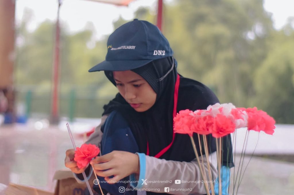 Merajut Bakat: Seni dan Keterampilan Tangan Santriwati Cipining