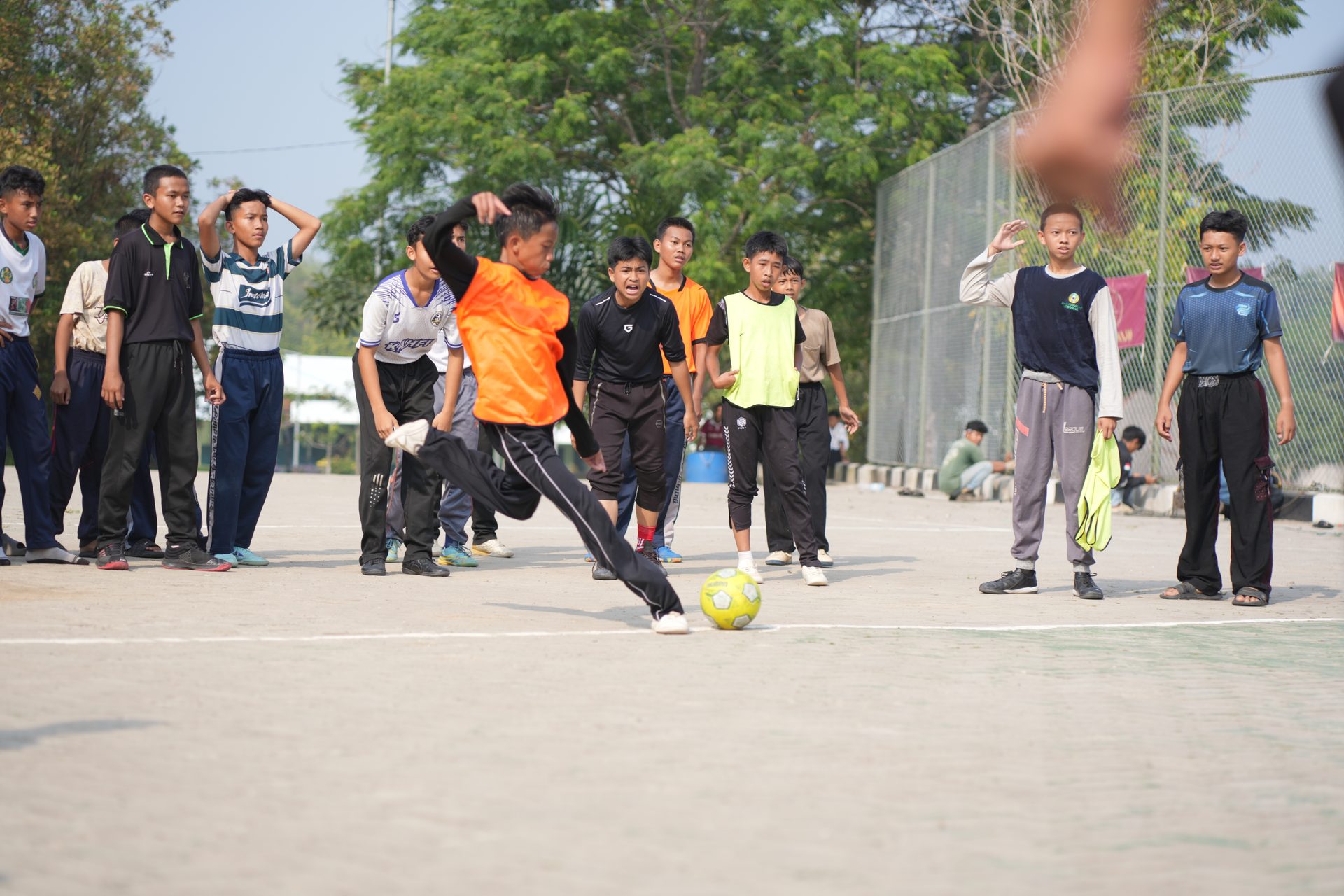 Salah Satu Cara Mengisi Kekosongan Santri Putra Dengan Exstrakulikuler Futsal dan Sepak Bola